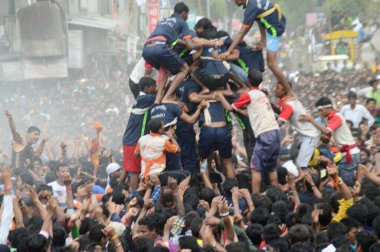 AMRAVATI, MAHARASHTRA, INDIA - 28 AĞUSTOS 2016: Tanrı Krishna 'nın Doğumunu kutlamak için Dahi Handi festivalinde 