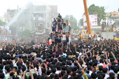 AMRAVATI, MAHARASHTRA, INDIA - 28 AĞUSTOS 2016: Tanrı Krishna 'nın Doğumunu kutlamak için Dahi Handi festivalinde 
