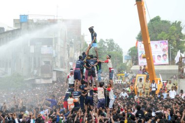 AMRAVATI, MAHARASHTRA, INDIA - 28 AĞUSTOS 2016: Tanrı Krishna 'nın Doğumunu kutlamak için Dahi Handi festivalinde 