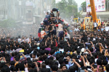 AMRAVATI, MAHARASHTRA, INDIA - 28 AĞUSTOS 2016: Tanrı Krishna 'nın Doğumunu kutlamak için Dahi Handi festivalinde 