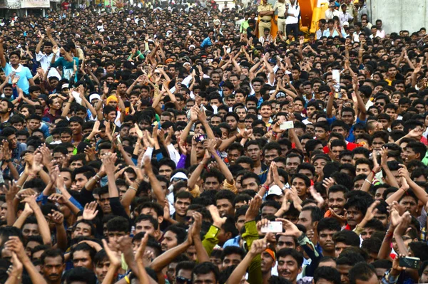 Amravati Maharashtra India August 2016 Fiatal Emberek Tömegei Élvezik Govinda — Stock Fotó