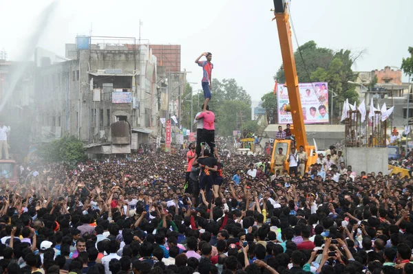 AMRAVATI, MAHARASHTRA, INDIA - 28 AĞUSTOS 2016: Tanrı Krishna 'nın Doğumunu kutlamak için Dahi Handi festivalinde 