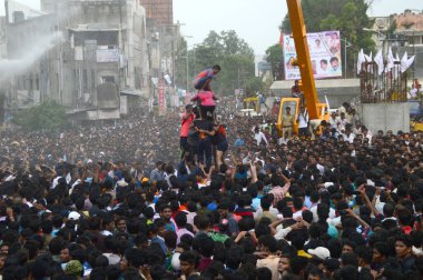 AMRAVATI, MAHARASHTRA, INDIA - 28 AĞUSTOS 2016: Tanrı Krishna 'nın Doğumunu kutlamak için Dahi Handi festivalinde 