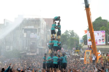 AMRAVATI, MAHARASHTRA, INDIA - 28 AĞUSTOS 2016: Tanrı Krishna 'nın Doğumunu kutlamak için Dahi Handi festivalinde 