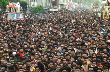 AMRAVATI, MAHARASHTRA, INDIA - 28 AĞUSTOS 2016: Tanrı Krishna 'nın Doğumunu kutlamak için Dahi Handi festivalinde 