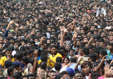 AMRAVATI, MAHARASHTRA, INDIA - 28 AĞUSTOS 2016: Tanrı Krishna 'nın Doğumunu kutlamak için Dahi Handi festivalinde 