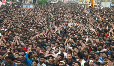 AMRAVATI, MAHARASHTRA, INDIA - 28 AĞUSTOS 2016: Tanrı Krishna 'nın Doğumunu kutlamak için Dahi Handi festivalinde 