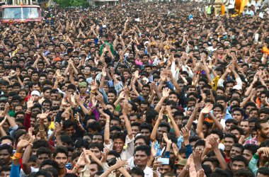 AMRAVATI, MAHARASHTRA, INDIA - 28 AĞUSTOS 2016: Tanrı Krishna 'nın Doğumunu kutlamak için Dahi Handi festivalinde 