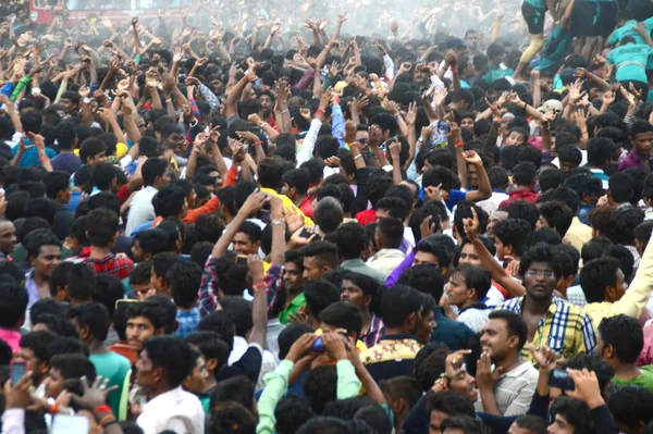 インド マハラシュトラ州アムラヴァティ2016年8月28日 神クリシュナ誕生を祝う祭 ゴヴィンダ を楽しむ若者の群れ — ストック写真