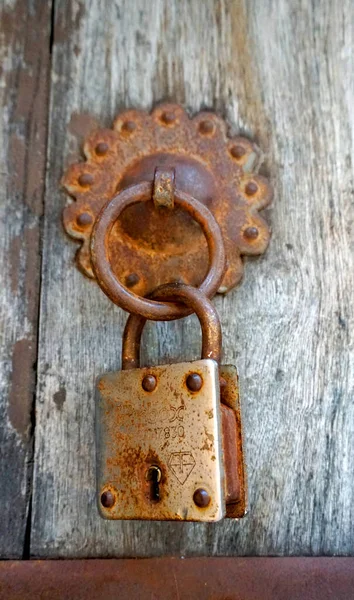 Velho Cadeado Enferrujado Porta Madeira — Fotografia de Stock