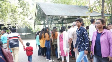 Yerel hayvanat bahçesini ziyaret eden turist grubu