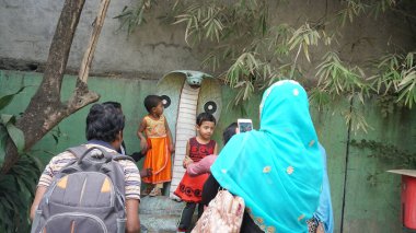 PUNE, Hindistan - 22 Haziran 2020 Rajiv Gandhi Zooloji Parkı 'nda Rajiv Gandi Hayvanat Bahçesi veya Katraj Hayvanat Bahçesi olarak bilinen turistler.