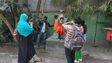 PUNE, Hindistan - 22 Haziran 2020 Rajiv Gandhi Zooloji Parkı 'nda Rajiv Gandi Hayvanat Bahçesi veya Katraj Hayvanat Bahçesi olarak bilinen turistler.