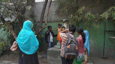 PUNE, Hindistan - 22 Haziran 2020 Rajiv Gandhi Zooloji Parkı 'nda Rajiv Gandi Hayvanat Bahçesi veya Katraj Hayvanat Bahçesi olarak bilinen turistler.