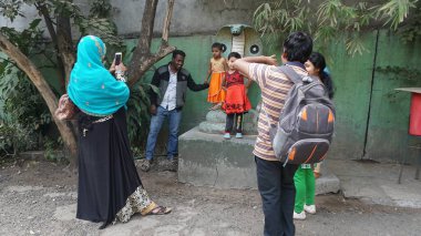 PUNE, Hindistan - 22 Haziran 2020 Rajiv Gandhi Zooloji Parkı 'nda Rajiv Gandi Hayvanat Bahçesi veya Katraj Hayvanat Bahçesi olarak bilinen turistler.