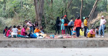 PUNE, Hindistan - 22 Haziran 2020 Rajiv Gandhi Zooloji Parkı 'nda Rajiv Gandi Hayvanat Bahçesi veya Katraj Hayvanat Bahçesi olarak bilinen turistler.