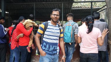 PUNE, Hindistan - 22 Haziran 2020 Rajiv Gandhi Zooloji Parkı 'nda Rajiv Gandi Hayvanat Bahçesi veya Katraj Hayvanat Bahçesi olarak bilinen turistler.