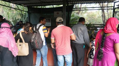 PUNE, Hindistan - 22 Haziran 2020 Rajiv Gandhi Zooloji Parkı 'nda Rajiv Gandi Hayvanat Bahçesi veya Katraj Hayvanat Bahçesi olarak bilinen turistler.