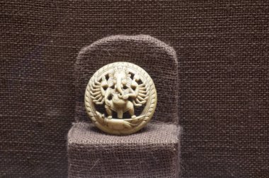 PUNE, MAHARASHTRA, INDIA 14 Nisan 2022: Raja Dinkar Kelkar Müzesi, çeşitli heykeller, süsler, müzik aletleri, savaş silahları, heykeller vs..