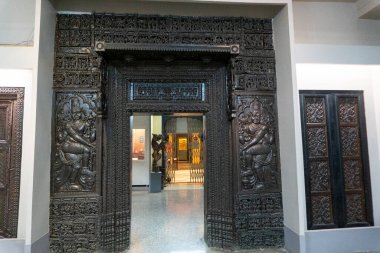 PUNE, MAHARASHTRA, INDIA 14 Nisan 2022: Raja Dinkar Kelkar Müzesi, çeşitli heykeller, süsler, müzik aletleri, savaş silahları, heykeller vs..