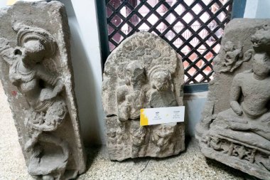 PUNE, MAHARASHTRA, INDIA 14 Nisan 2022: Raja Dinkar Kelkar Müzesi, çeşitli heykeller, süsler, müzik aletleri, savaş silahları, heykeller vs..