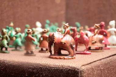 PUNE, MAHARASHTRA, INDIA 14 Nisan 2022: Raja Dinkar Kelkar Müzesi, çeşitli heykeller, süsler, savaş silahları, heykeller vb..