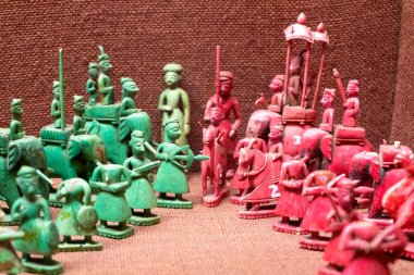 PUNE, MAHARASHTRA, INDIA 14 Nisan 2022: Raja Dinkar Kelkar Müzesi, çeşitli heykeller, süsler, savaş silahları, heykeller vb..