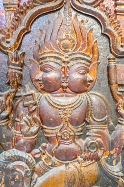 PUNE, MAHARASHTRA, INDIA 14 Nisan 2022: Raja Dinkar Kelkar Müzesi, çeşitli heykeller, süsler, müzik aletleri, savaş silahları, heykeller vs..