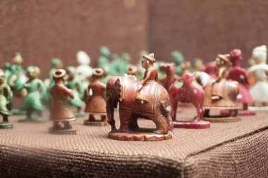 PUNE, MAHARASHTRA, INDIA 14 Nisan 2022: Raja Dinkar Kelkar Müzesi, çeşitli heykeller, süsler, savaş silahları, heykeller vb..