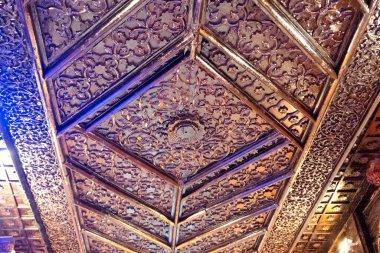 PUNE, MAHARASHTRA, INDIA 14 Nisan 2022: Raja Dinkar Kelkar Müzesi, çeşitli heykeller, süsler, savaş silahları, heykeller vb..