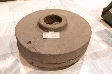 PUNE, MAHARASHTRA, INDIA 14 Nisan 2022: Raja Dinkar Kelkar Müzesi, çeşitli heykeller, süsler, savaş silahları, heykeller vb..