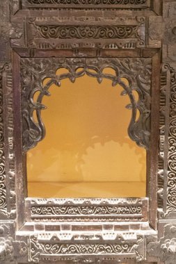 PUNE, MAHARASHTRA, INDIA 14 Nisan 2022: Raja Dinkar Kelkar Müzesi, çeşitli heykeller, süsler, müzik aletleri, savaş silahları, heykeller vs..