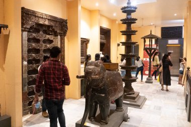 PUNE, MAHARASHTRA, INDIA 14 Nisan 2022: Raja Dinkar Kelkar Müzesi 'ni ziyaret eden insanlar, çeşitli heykeller, süsler, müzik aletleri, savaş silahları, heykeller vs. turist için görüntüleme.