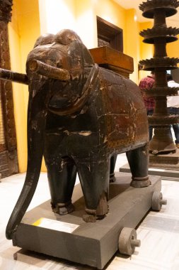 PUNE, MAHARASHTRA, INDIA 14 Nisan 2022: Raja Dinkar Kelkar Müzesi 'ni ziyaret eden insanlar, çeşitli heykeller, süsler, müzik aletleri, savaş silahları, heykeller vs. turist için görüntüleme.