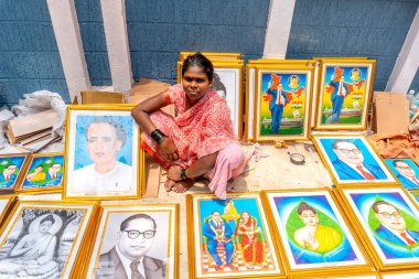 PUNE, MAHARASHTRA, INDIA 14 Nisan 2022: Raja Dinkar Kelkar Müzesi 'ni ziyaret eden insanlar, çeşitli heykeller, süsler, müzik aletleri, savaş silahları, heykeller vs. turist için görüntüleme.