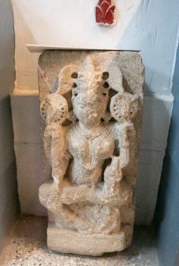 PUNE, MAHARASHTRA, INDIA 14 Nisan 2022: Raja Dinkar Kelkar Müzesi, çeşitli heykeller, süsler, müzik aletleri, savaş silahları, heykeller vs..