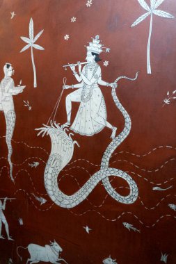 PUNE, MAHARASHTRA, INDIA 14 Nisan 2022: Raja Dinkar Kelkar Müzesi, çeşitli heykeller, süsler, müzik aletleri, savaş silahları, heykeller vs..