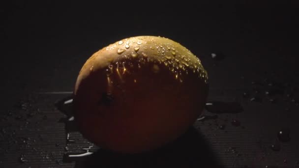 黑暗中带水滴的新鲜芒果的工作室镜头 — 图库视频影像