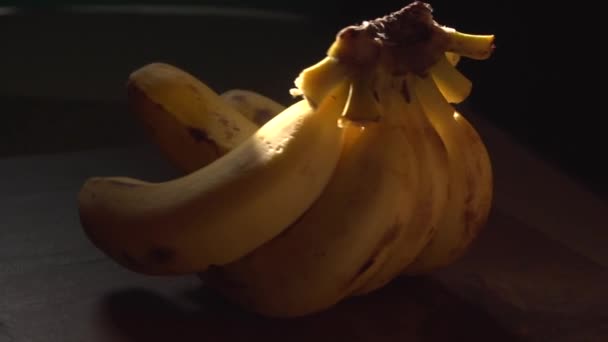 Studio Filmato Banane Fresche Buio — Video Stock