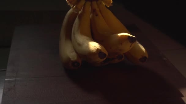 Imágenes Estudio Plátanos Frescos Oscuridad — Vídeos de Stock