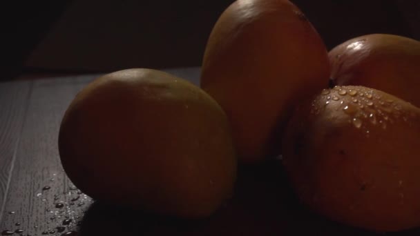 Στιγμιότυπο Από Φρέσκα Φρούτα Μάνγκο Σταγόνες Νερού Στο Σκοτάδι — Αρχείο Βίντεο