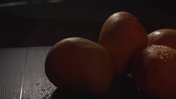 Imágenes Estudio Frutas Frescas Mango Con Gotas Agua Oscuridad — Vídeos de Stock