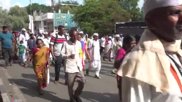 Індійці Ходять Вулиці Традиційному Одязі — стокове відео