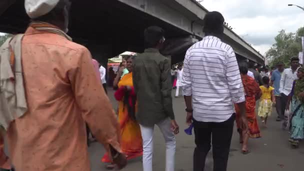 Ινδιάνοι Περπατούν Στο Δρόμο Παραδοσιακά Ρούχα — Αρχείο Βίντεο
