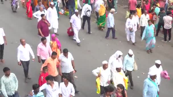 Ινδιάνοι Περπατούν Στο Δρόμο Παραδοσιακά Ρούχα — Αρχείο Βίντεο
