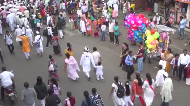 穿着传统服装在街上行走的印度人 — 图库视频影像