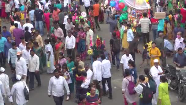 穿着传统服装在街上行走的印度人 — 图库视频影像