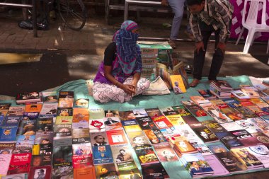 Pune, Maharashtra, Hindistan 24 Haziran 2022: Pandharpur savaş alayı sırasında Seyyahlar Vitthala tapınağına dans ederek dini şarkılar söyleyerek yürüdüler.