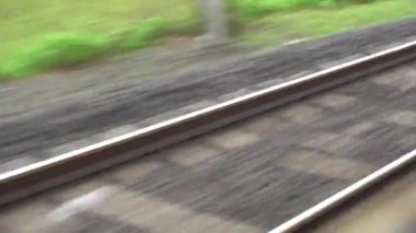 Tren manzaralı, demiryolu raylı ve kravatlı.