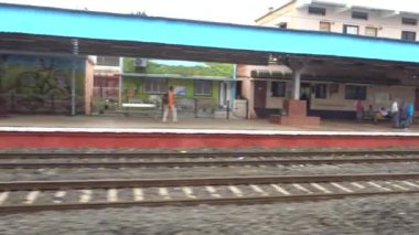 Tren manzaralı, demiryolu raylı ve kravatlı.